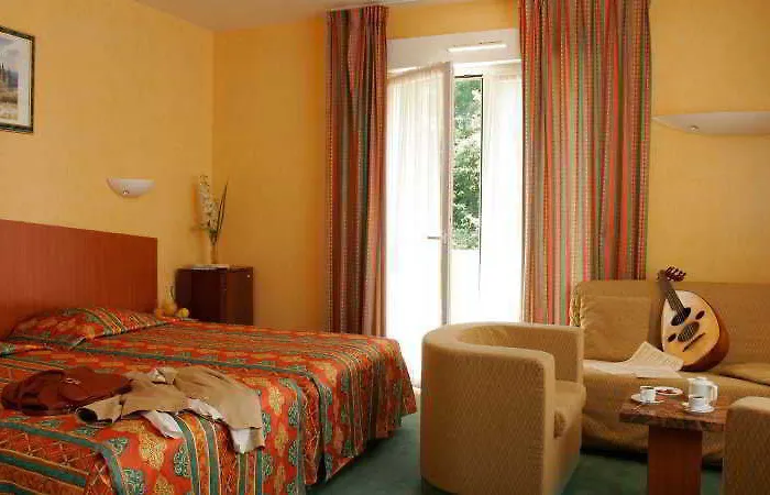 Hotel L'oree Du Bois Vittel